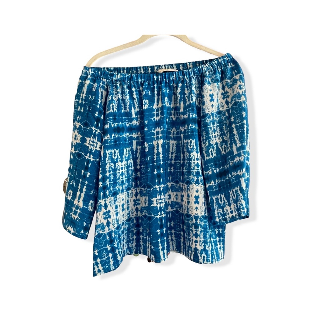 Amanda Uprichard small blue and white top.